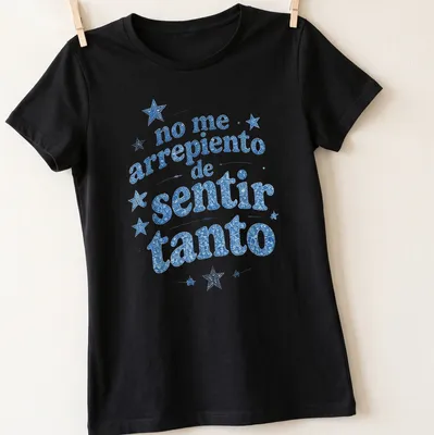 Blue glitter stars with white text reading 'no me arrepiento de sentir tanto' — printed on a women's shirt